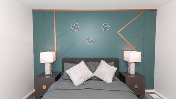 4 habitaciones, escritorio y tabla de planchar con plancha