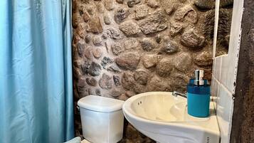 Deluxe Triple Room | Bathroom | Shower, rainfall showerhead, hair dryer, towels