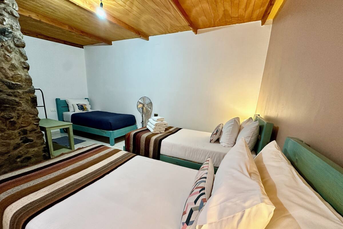 Deluxe-Dreibettzimmer | Daunenbettdecken, kostenloses WLAN, Bettwäsche