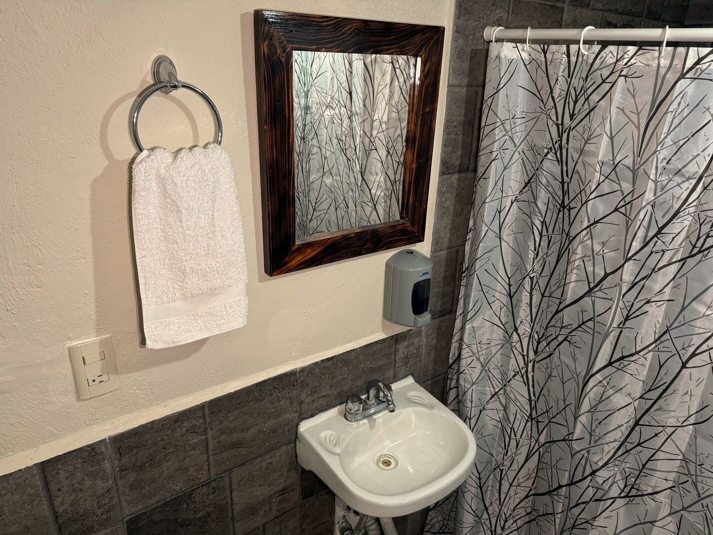 Economy Double Room | Bathroom