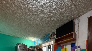 Una cocina con refrigerador, estufa y salpicadero de azulejos.