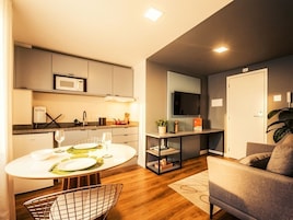 Apartamento básico | Sala de estar | TV de tela plana