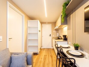 Apartamento | Cozinha privada | Micro-ondas, talheres/pratos/utensílios de cozinha