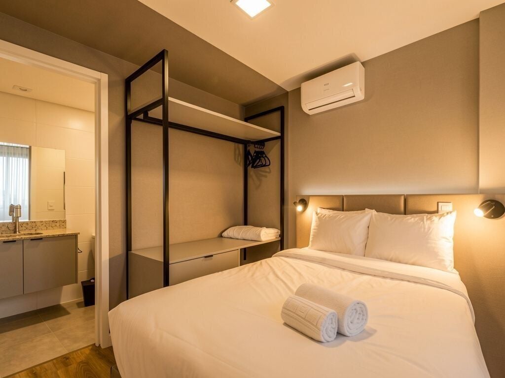 Apartamento básico | Escrivaninha, Wi-Fi de cortesia, roupa de cama