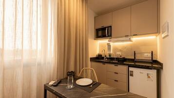 Studio | Private kitchen | Microwave, cookware/dishes/utensils