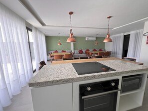 Micro-ondes, batterie de cuisine, vaisselle et ustensiles