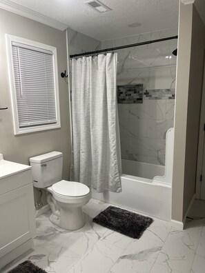 Shower - 1 block from beach! 4bed 2bath Beachhouse. Already booking for spring summer ‘26 (Surfside Beach)