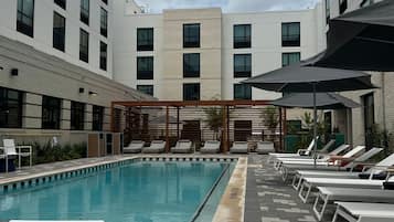 Outdoor pool, free pool cabanas, pool loungers