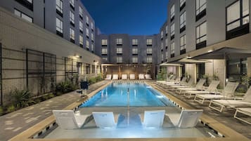 Outdoor pool, free pool cabanas, pool loungers