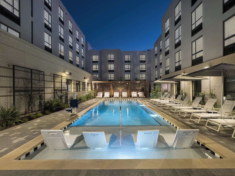 Una piscina al aire libre, camas de piscina gratis