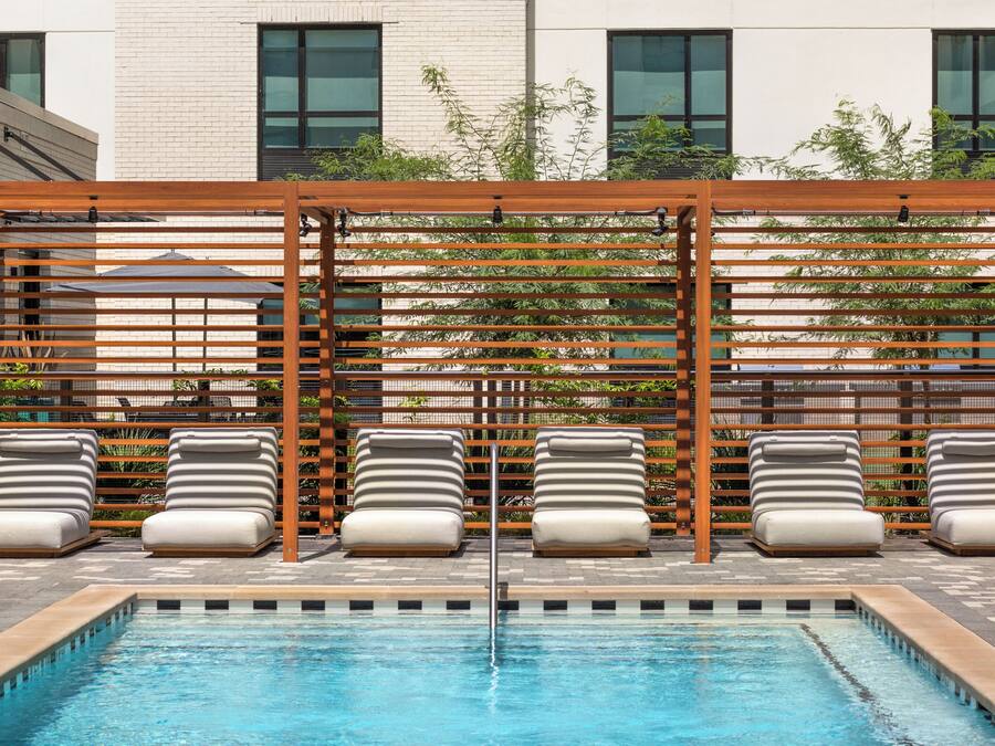Piscine extérieure, cabanons gratuits, chaises longues