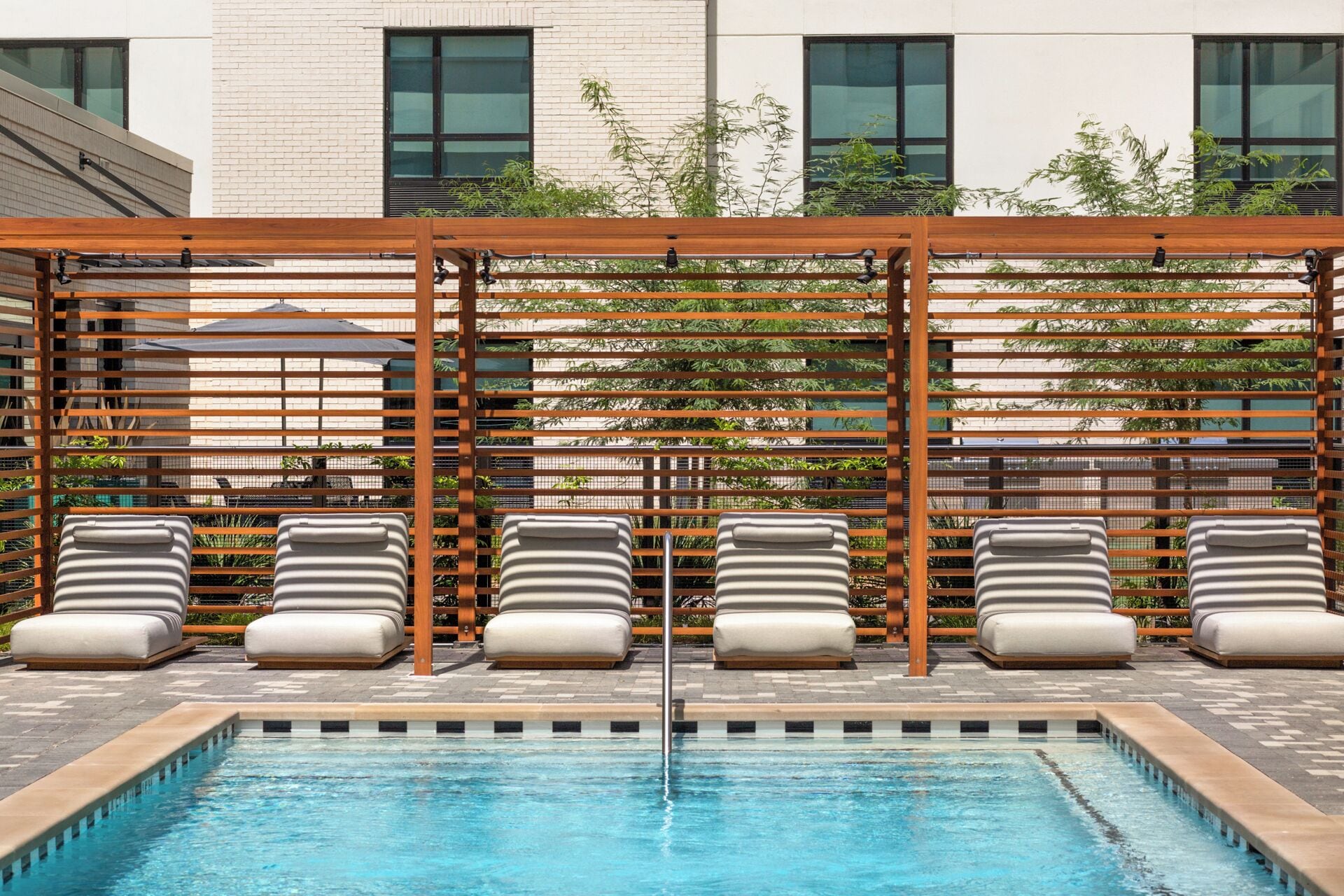 Outdoor pool, free pool cabanas, pool loungers