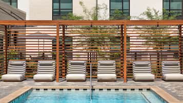 Una piscina al aire libre, camas de piscina gratis