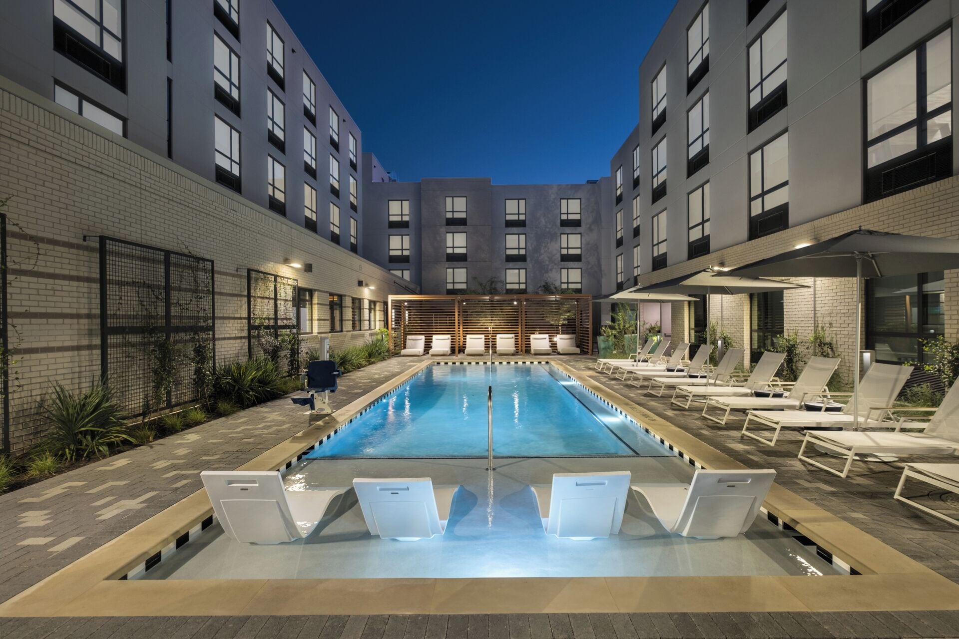 Outdoor pool, free pool cabanas, pool loungers