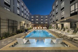 Outdoor pool, free cabanas, sun loungers