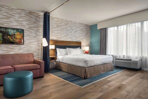 基础开间, 1 张特大床, 无障碍 (Mobility & Hearing, Roll-in Shower) | 起居区 | 55-英寸智能电视（配备有线频道）