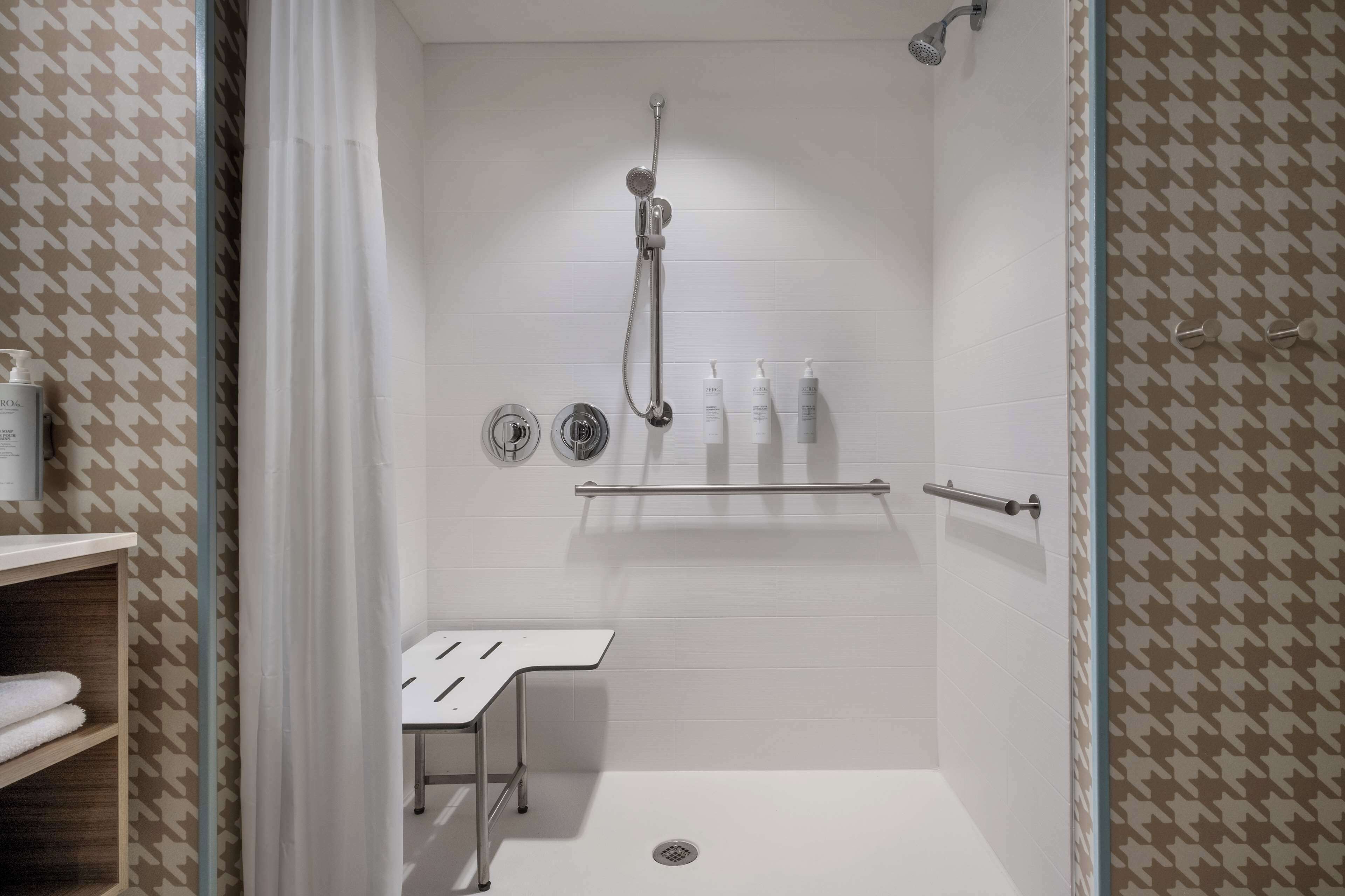 Une salle de bain moderne équipée d’une douche, de toilettes et d’un lavabo.