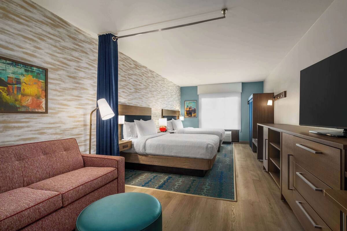 Studio Suite Basic, 2 Tempat Tidur Queen | Area keluarga | Smart TV 55-inci dengan saluran TV kabel