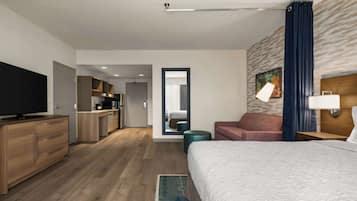 Basic Studio, 1 King Bed, Accessible (Mobility & Hearing, Roll-in Shower) | Living area