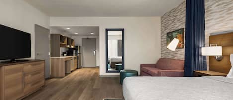 Estúdio básico, 1 cama King, acessível (Mobility & Hearing, Roll-in Shower) | Área de estar | Smart TV 55 polegadas com canais a cabo