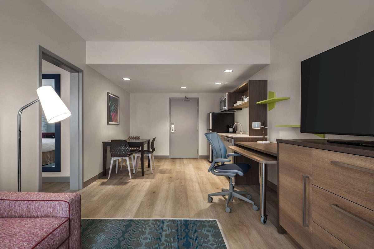 1 bedroom, hypo-allergenic bedding, desk, laptop workspace
