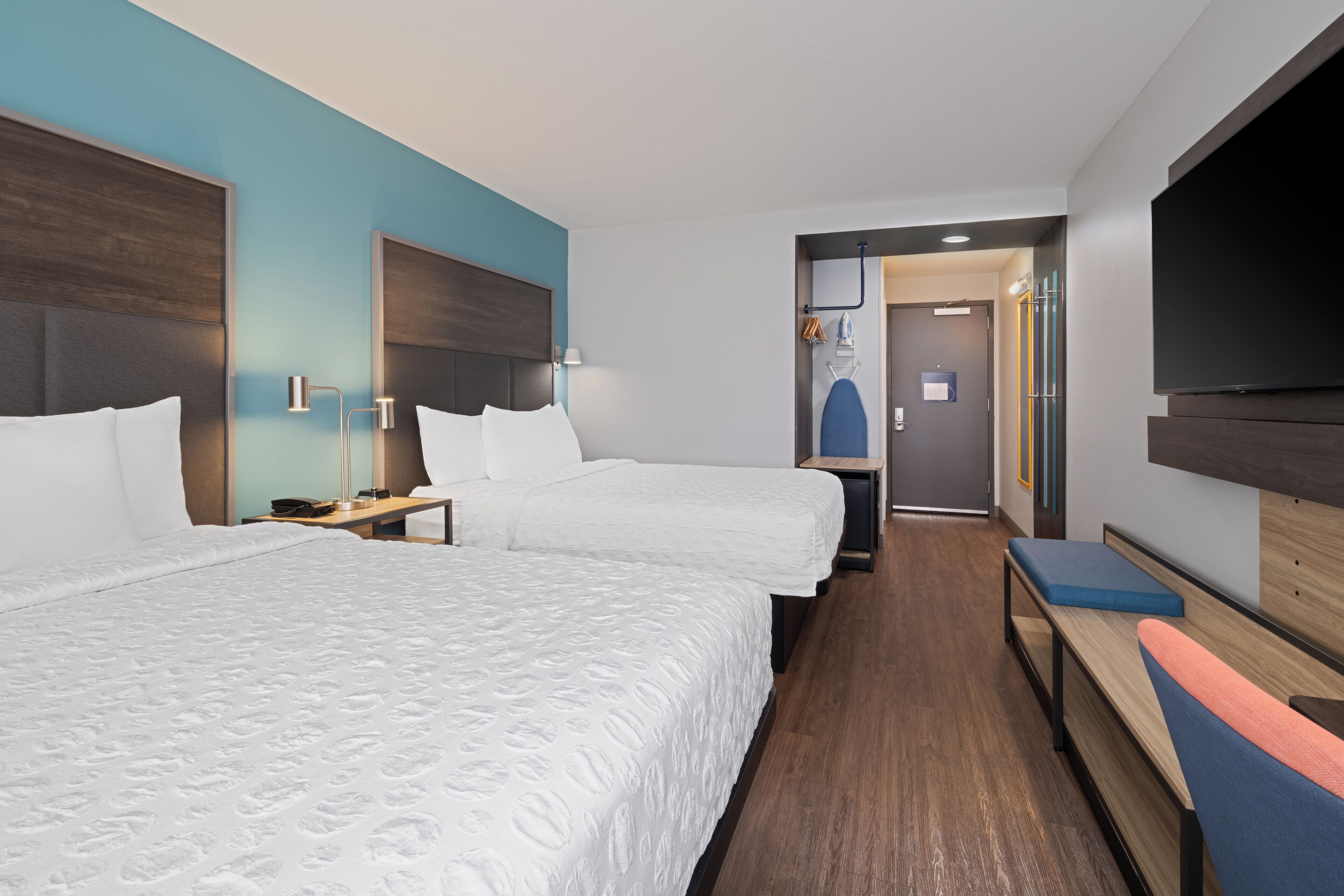 Una scrivania, tende oscuranti, ferro/asse da stiro, Wi-Fi gratuito