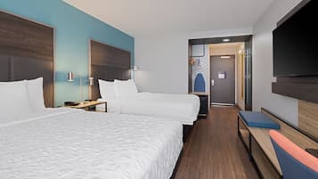 Escrivaninha, cortinas blackout, ferros/tábuas de passar roupa