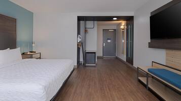 Escritorio, cortinas blackout y tabla de planchar con plancha