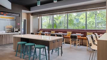 Café da manhã com buffet grátis todos os dias