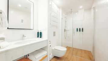 Chambre, 1 très grand lit et 1 canapé-lit | Salle de bain | Douche, séchoir à cheveux, serviettes fournies, savon