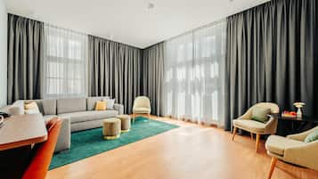 Zimmer, 1 King-Bett und Schlafsofa | Wohnbereich | 55-Zoll-Smart-TV mit Kabelempfang