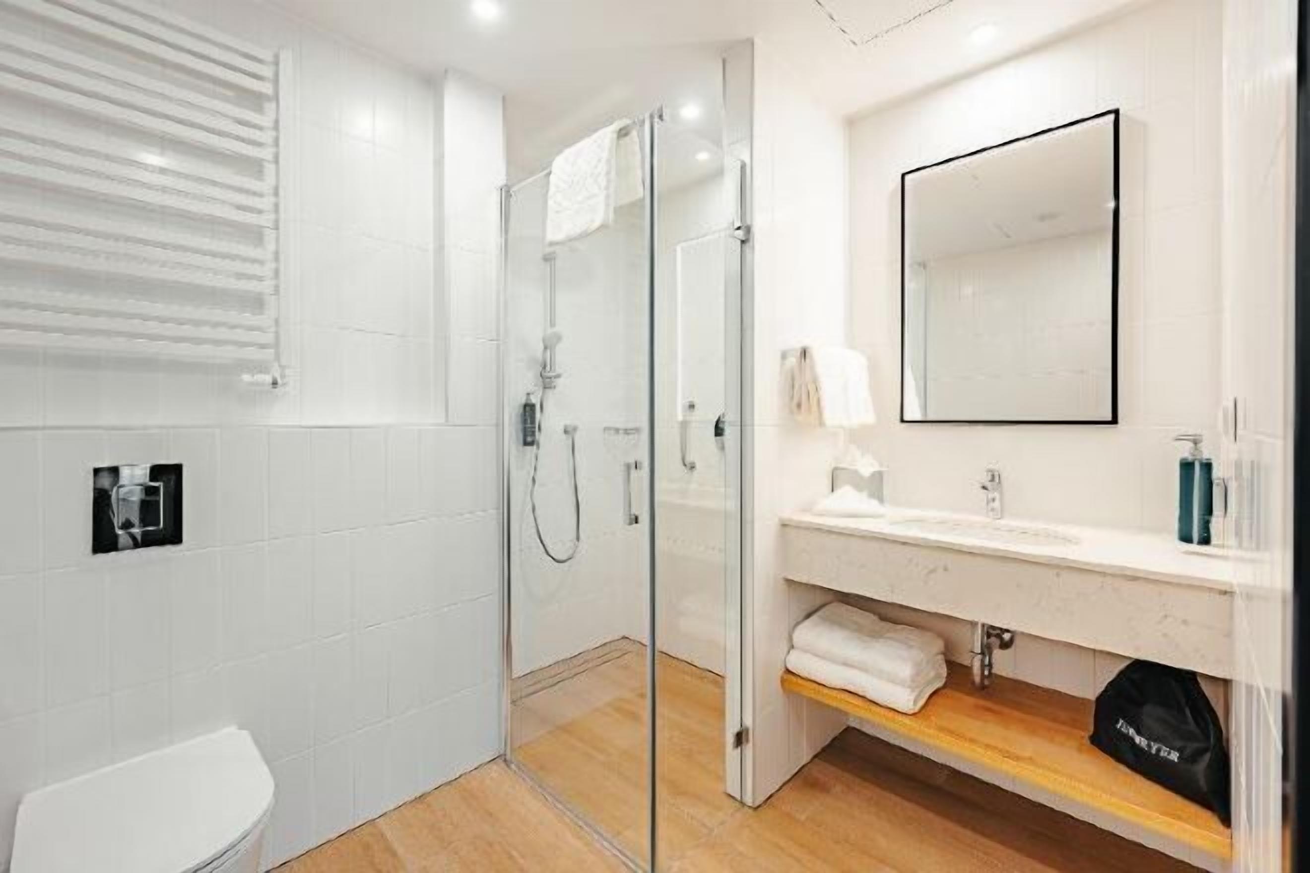 Bad | Dusj, hårføner, håndklær og såpe