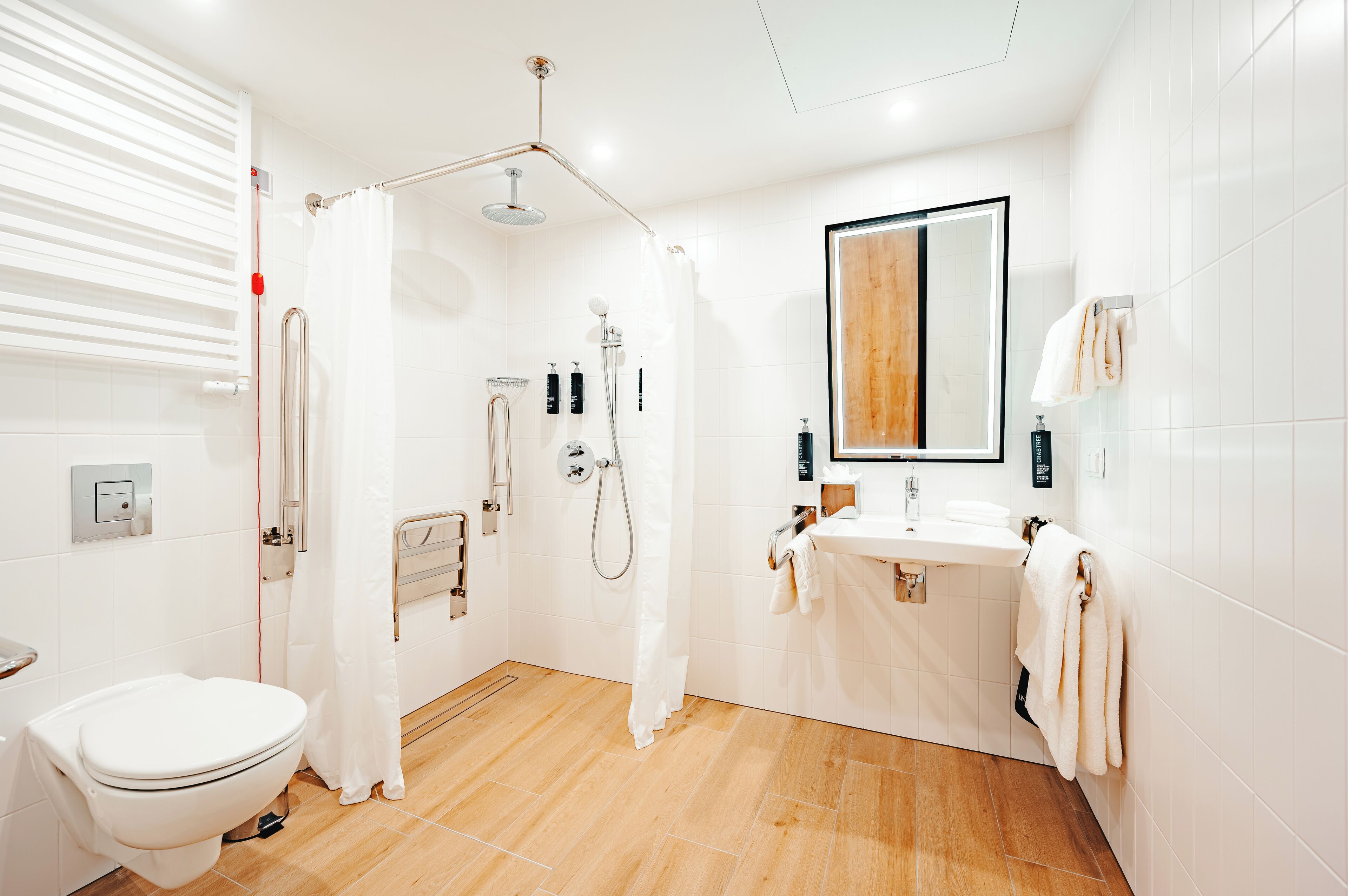Une salle de bain moderne équipée d’une douche, de toilettes et d’un lavabo.