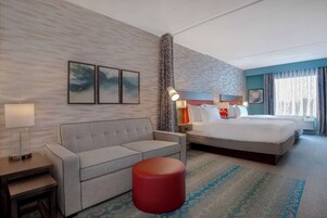 Studio Suite, 2 Queen Beds | Living area