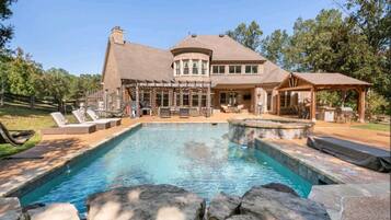 Alberca al aire libre por temporada y camastros