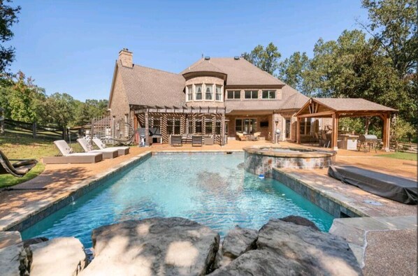 Piscine extérieure (ouverte en saison), chaises longues