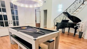 Chambre Luxe | Coin séjour | TV connectée, console de jeux vidéo, Netflix, services de streaming
