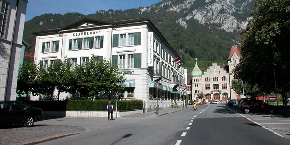 Hotel Glarnerhof, con restaurante en la planta baja, frente a un paisaje montañoso.