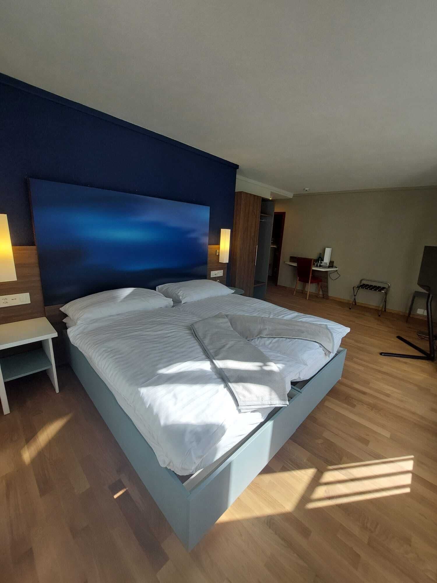 Classic-Zweibettzimmer | Zimmersafe, Schreibtisch, laptopgeeigneter Arbeitsplatz