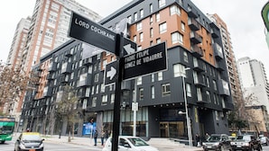 Un bâtiment moderne à plusieurs étages, doté de balcons et de grandes fenêtres.