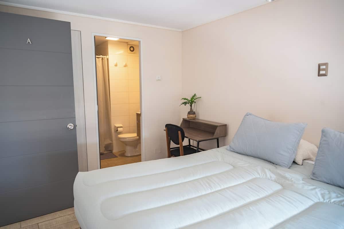 1 habitación, muebles diferentes y escritorio