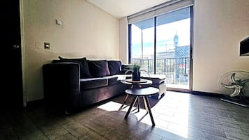 Departamento familiar, 3 habitaciones, vista a la ciudad, torre | Área de sala de estar | Televisión de pantalla plana de 42 pulgadas con canales por cable