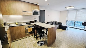 Family Apartment, 3 Bedrooms, City View, Tower | Private kitchen