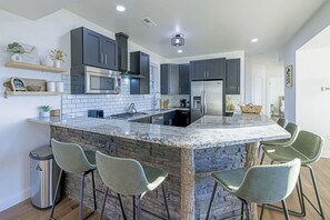 Een koelkast, een vaatwasser, een koffiezetapparaat/waterkoker