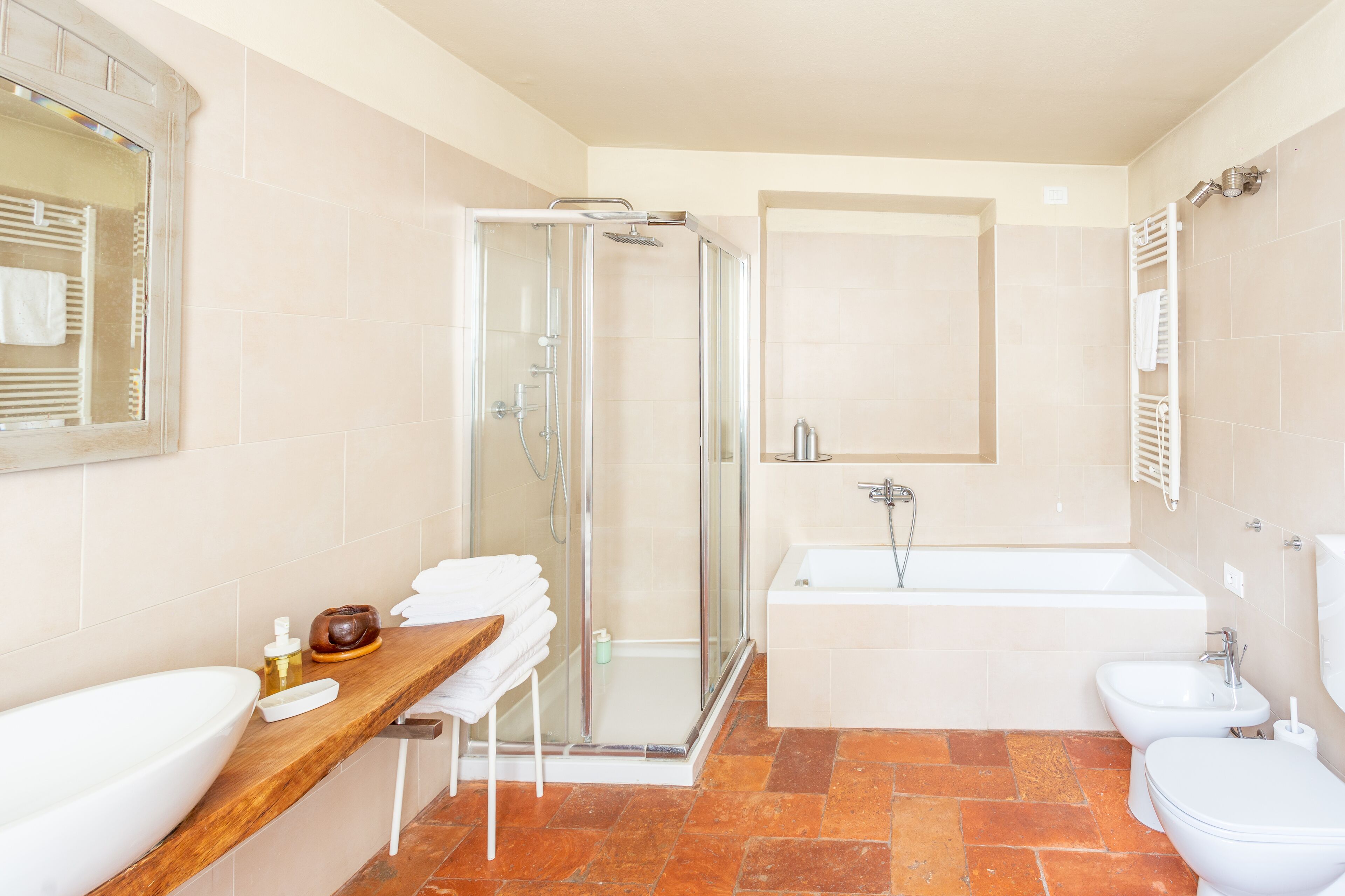 Regadera, secadora de cabello, bidet, toallas 