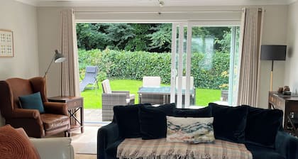 Tarporley home surrounded by the Cheshire Country side. Restaurants 5 mins walk.