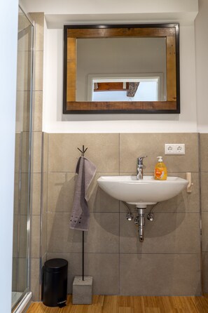 Haartrockner, Handtücher, Seife, Toilettenpapier