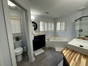 Jetted bath, hair dryer, bidet, towels - 3 Bedroom 2 Bath Cozy & Private Home in Beautiful Peachtree City (Peachtree City)