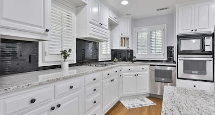 3 Bedroom 2 Bath Cozy & Private Home in Beautiful Peachtree City