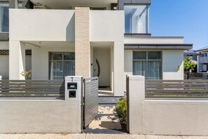 Exterior - Modern Mansion in Lightsview | By Host Solutions (Lightsview)